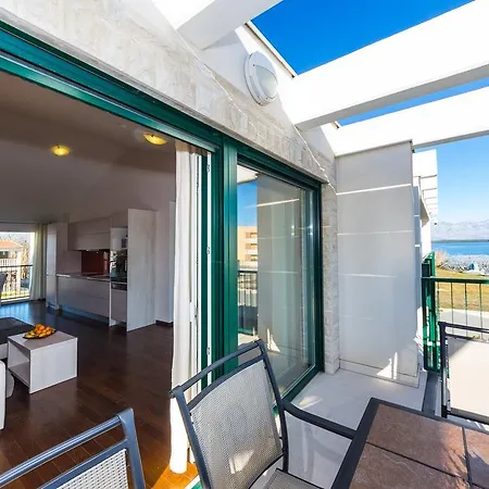 Queen Beach Apartments Nin Exterior photo